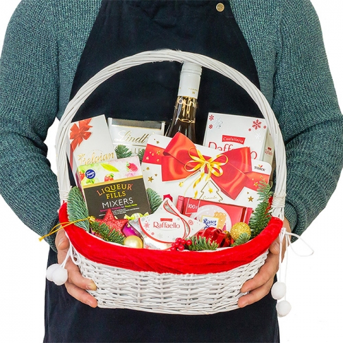 Новогодняя корзина с конфетами "Сладкоежка"